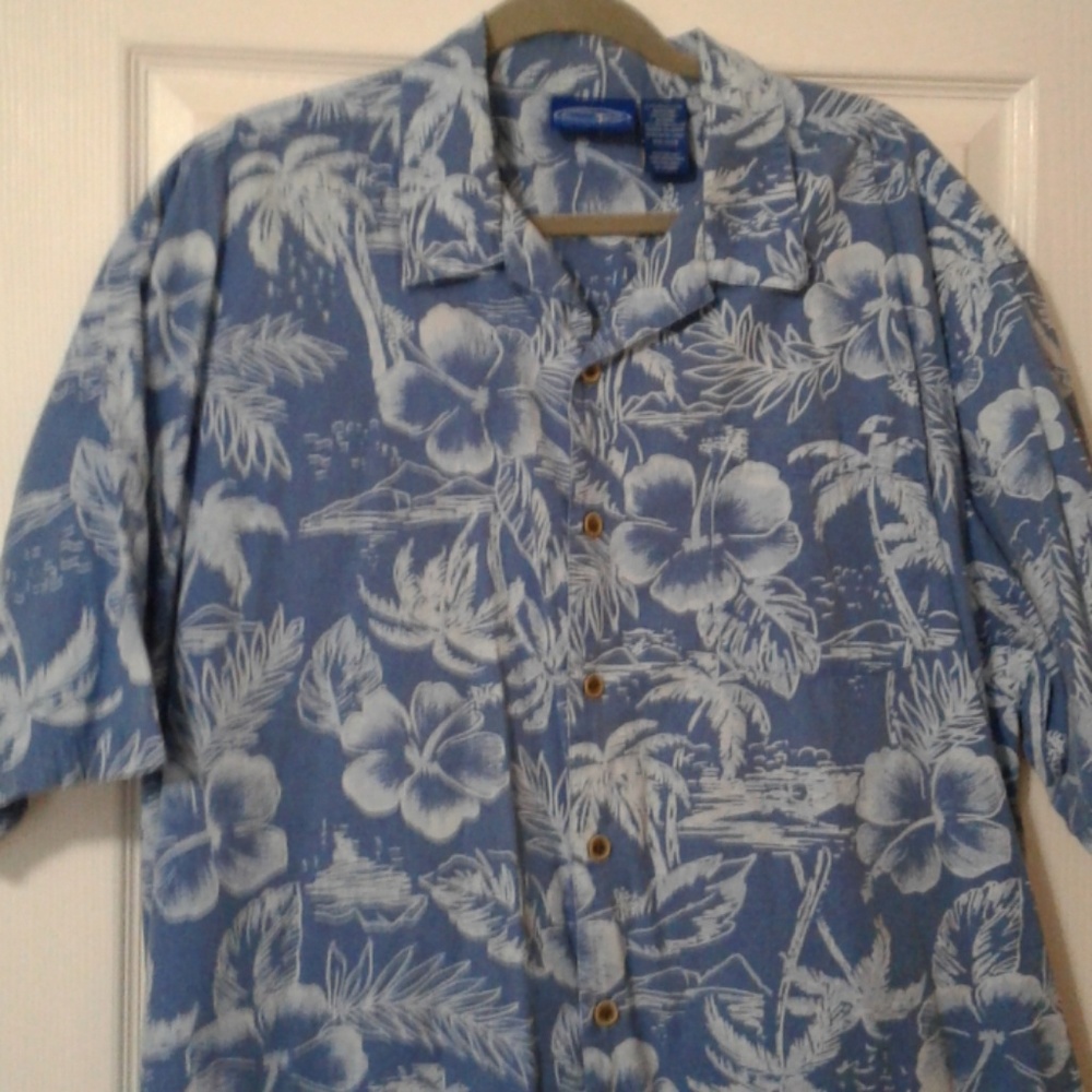 Men's short sleeve shirt.